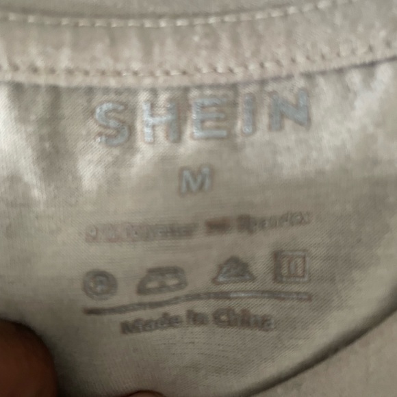 Baggy graphic tee in good state. Nice stretchy fabric. Perfect for this summer ! - Picture 2 of 2